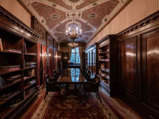 Elegant meeting room at Schlosshotel Berlin, ideal for executive meetings and workshops.