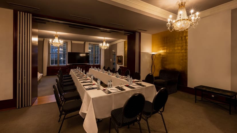 Musikzimmer meeting room in Schlosshotel Berlin, elegant decor for corporate events.