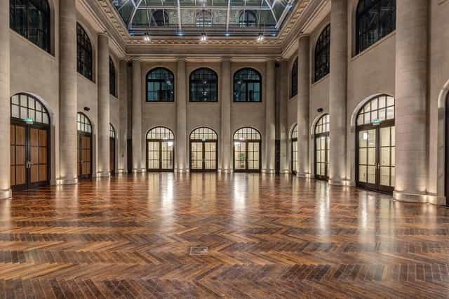 Spacious Historische Kassenhalle venue with arched windows, perfect for weddings and events.