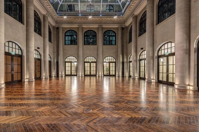 Spacious Historische Kassenhalle venue with arched windows, perfect for weddings and events.