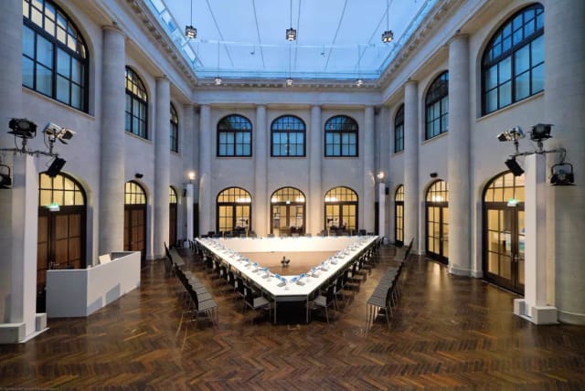 Modern conference space with glass ceiling for collaborative meetings in Humboldt Carré.
