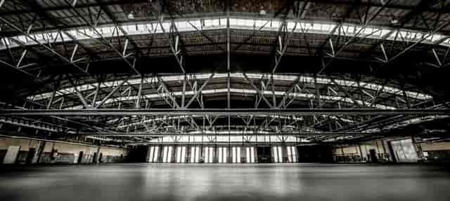 Spacious industrial venue with high ceilings for large-scale events and exhibitions