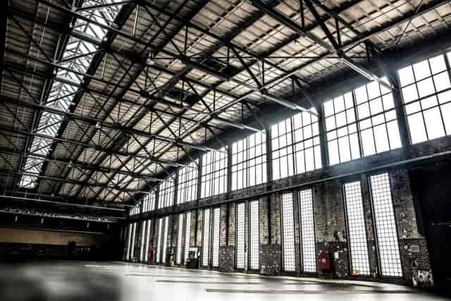 Spacious industrial venue with high ceilings for corporate events and art exhibitions.
