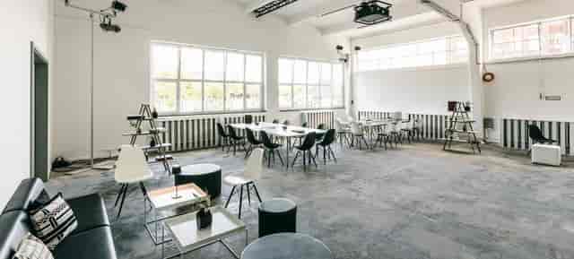Function room with large windows for workshops and conferences at Tek Dream Event.