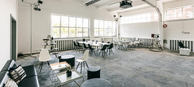 Function room with large windows for workshops and conferences at Tek Dream Event.