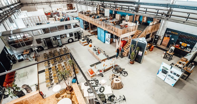 Training centre in MotionLab Berlin, versatile event space with natural light, ideal for meetings.