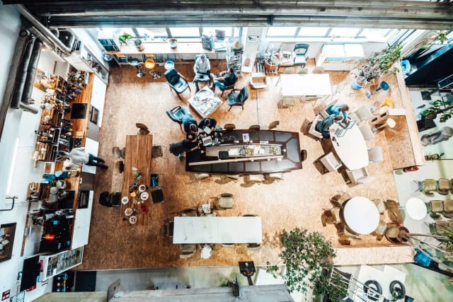 Versatile Meeting Space in MotionLab Berlin, featuring natural light and adaptable seating.