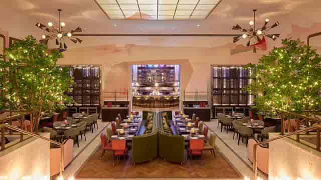 Stylish restaurant in Fredericks Berlin, perfect for events and meetings with vibrant decor.