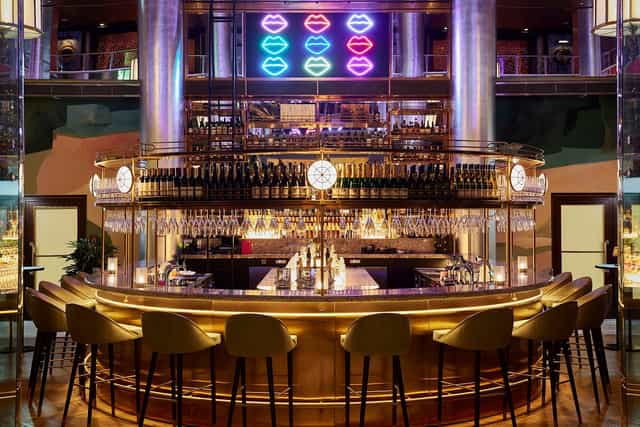 Stylish bar in Fredericks Berlin with neon lips, ideal for networking events and after-parties.