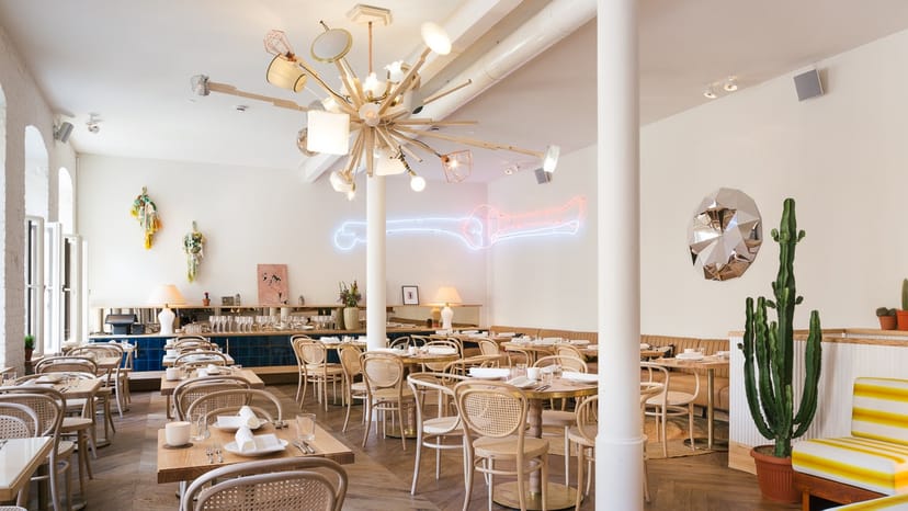 Stylish Bärensaal event space in Panama with modern decor, perfect for networking events.