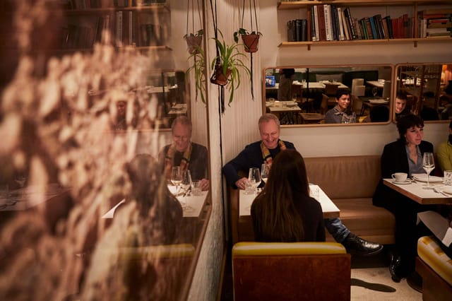 Cozy Bärensaal restaurant in Panama, ideal for intimate meetings and networking events.