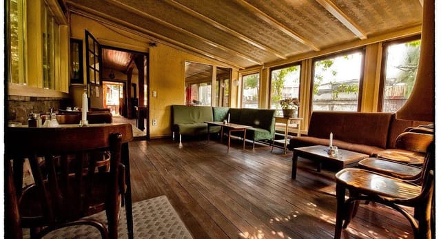 Cozy meeting space in Freischwimmer Berlin, perfect for workshops and retreats.