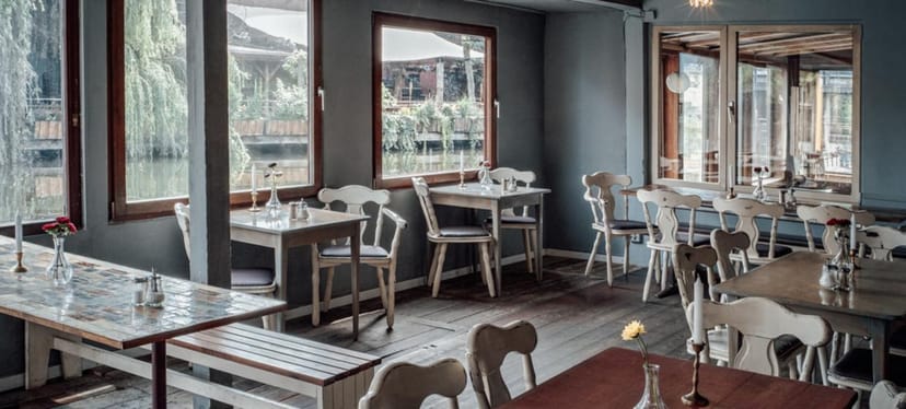 Cozy Fireplace Room in Freischwimmer Berlin for intimate gatherings and workshops.