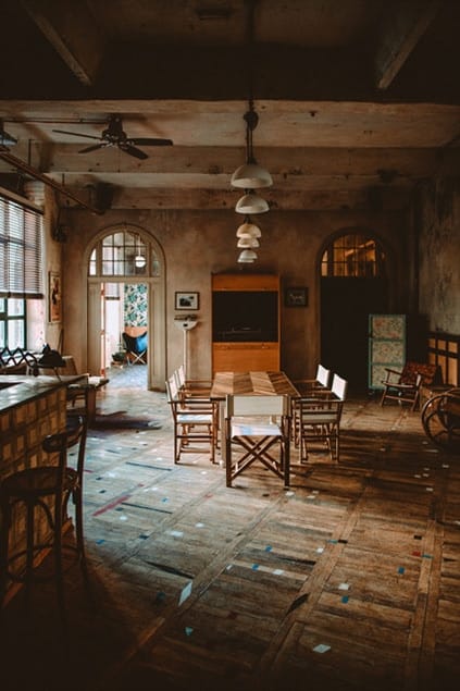 Mr. Hemingway in rustic Fabrik 23 meeting space with wooden table for workshops.