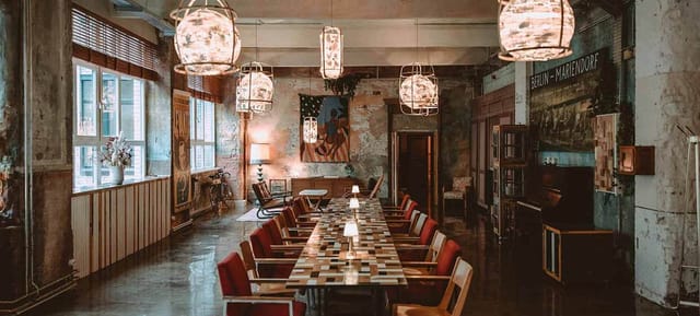 Stylish meeting space with vintage decor, ideal for creative events and gatherings.