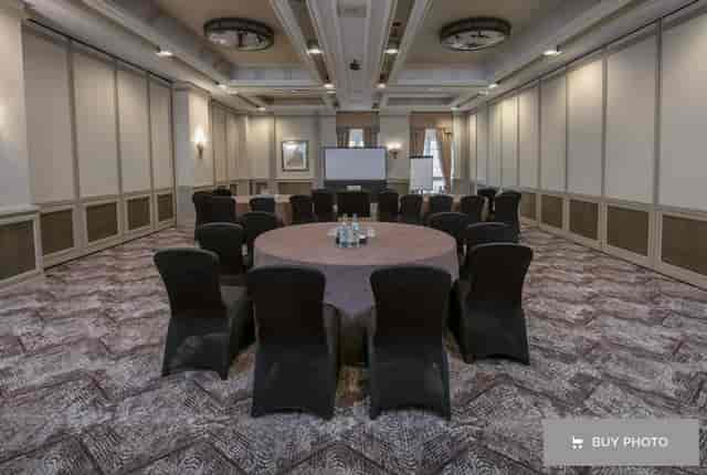 Oulton Suite meeting room with circular table, ideal for workshops and presentations.