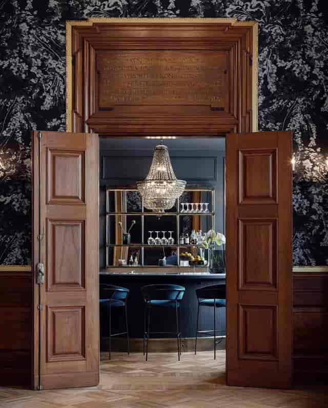 Elegant meeting space in Villa Copenhagen with wooden doors for upscale events.