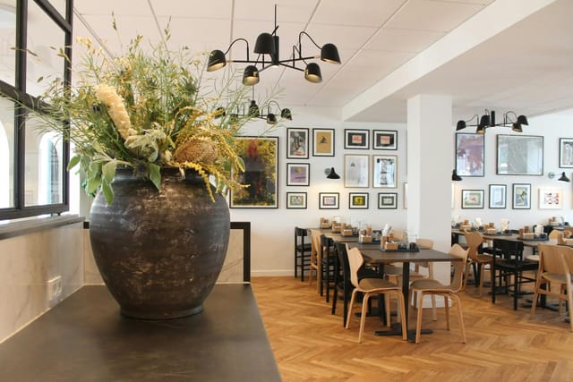 Stylish meeting room with greenery, perfect for intimate events at Hotel Kong Arthur.
