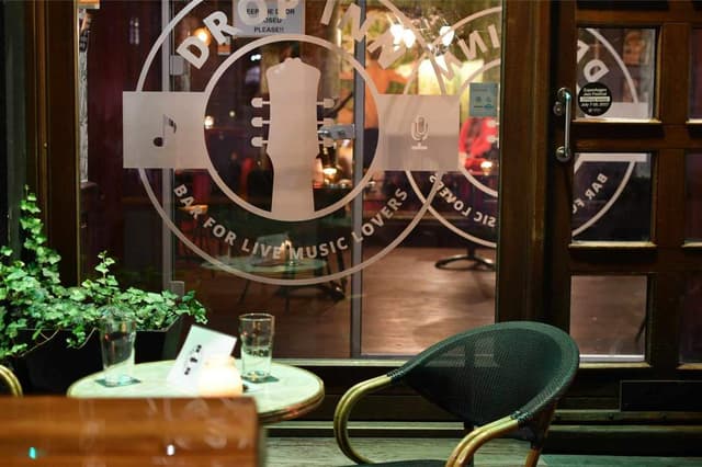 Live music bar