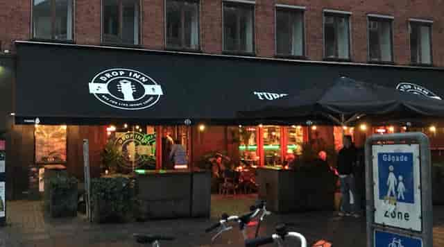 Cozy live music bar with outdoor seating for networking and social events in Lej Drop Inn.