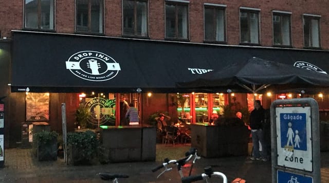 Cozy live music bar with outdoor seating for networking and social events in Lej Drop Inn.