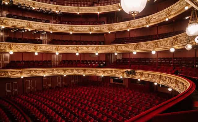 Ornate Henckel Lounge interior with red seating at Det Kongelige Teater for grand performances