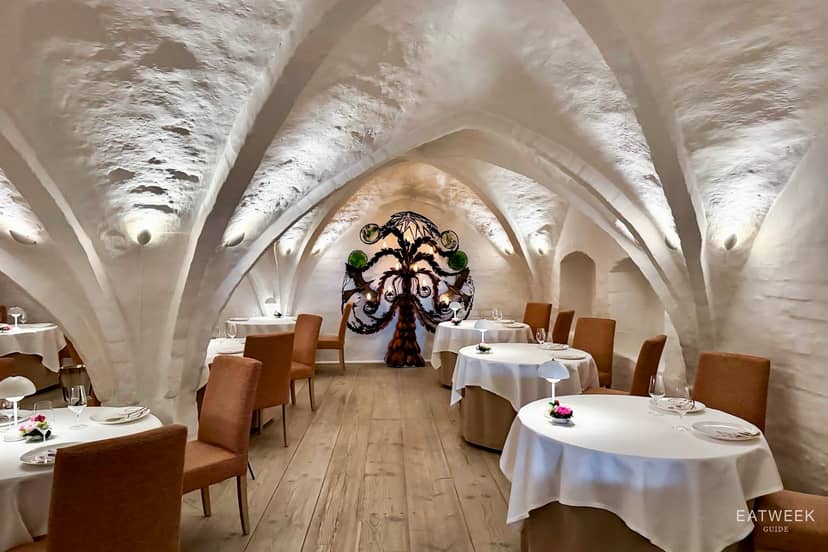 Private dining at Kong Hans Kælder with arched ceilings for upscale events and gatherings.