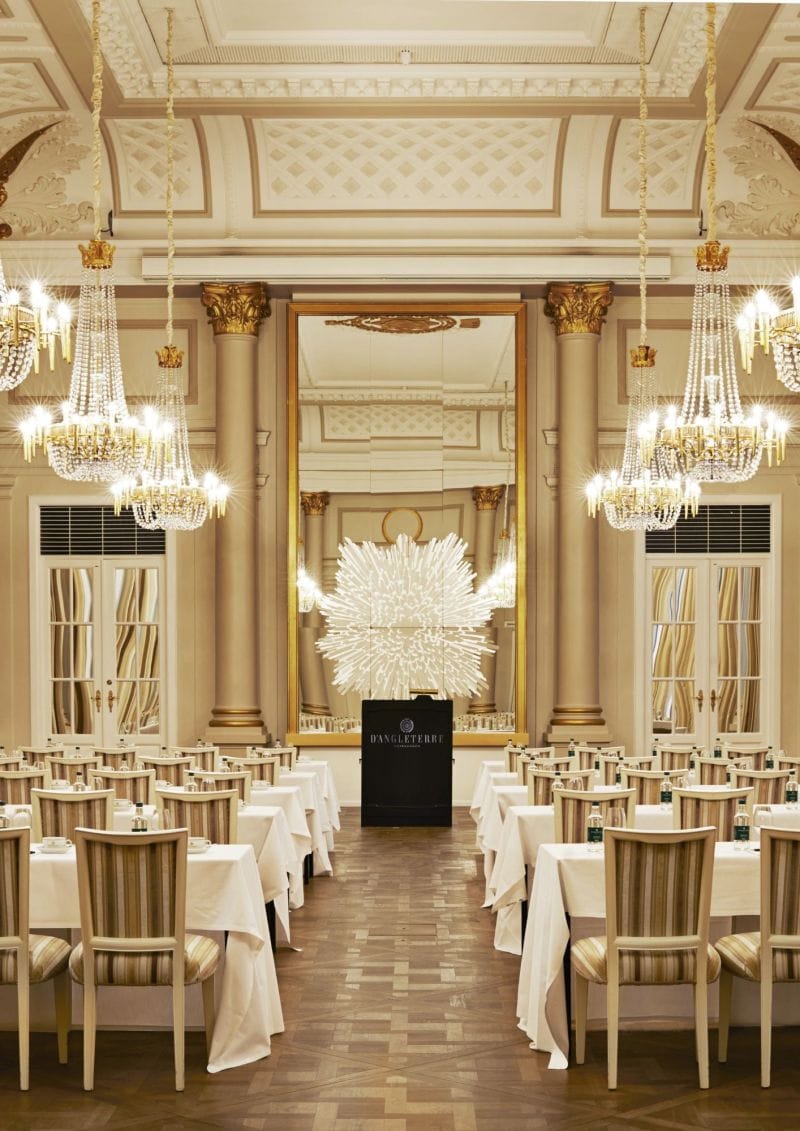 Elegant meeting room at Louis XVI, featuring a stunning chandelier for corporate events.
