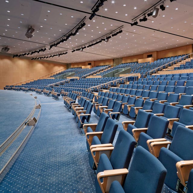 Conference room with tiered seating, ideal for impactful conferences and presentations.