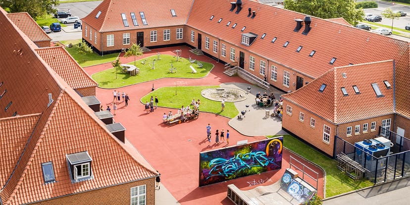 Vibrant outdoor classroom with greenery ideal for creative workshops and casual events.