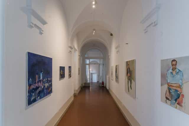 Amtsalon corridor with artwork, perfect for art events and networking gatherings.