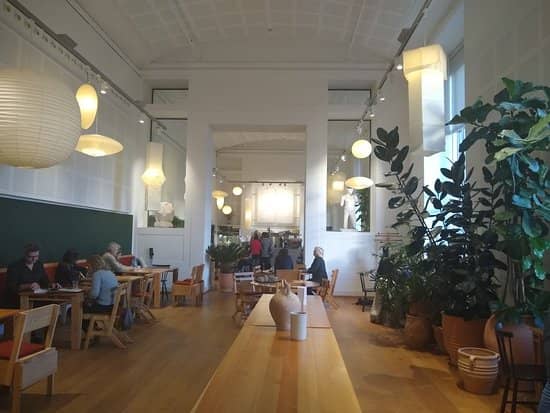 Modern Kafeteria venue with natural light, ideal for meetings and networking events.