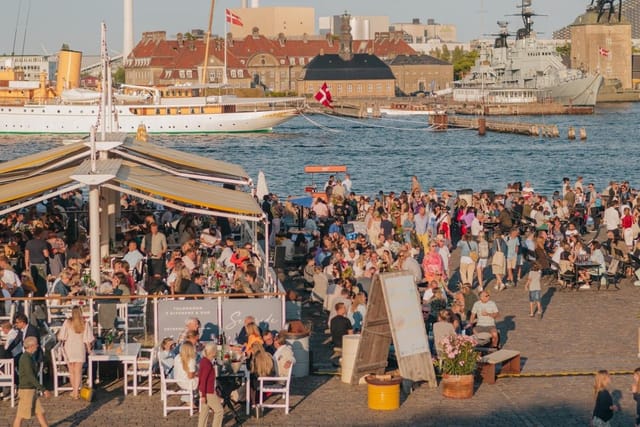 Vibrant waterfront restaurant venue with outdoor dining for seasonal events in Seaside Toldboden.