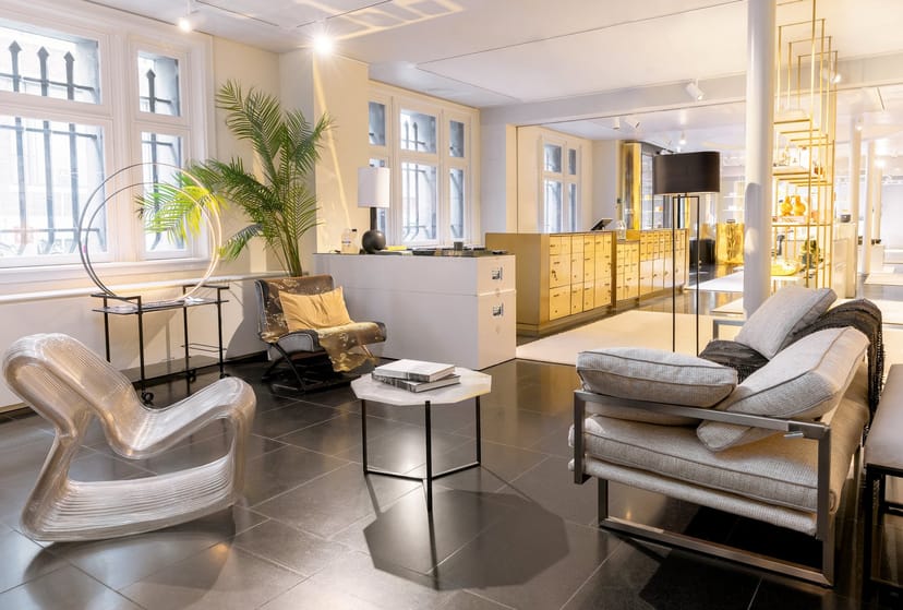 Modern meeting room with sleek furnishings for stylish corporate events and gatherings.