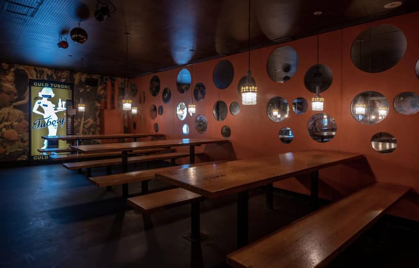 Stiletten in RUST: Industrial-chic event space with unique decor for social gatherings.