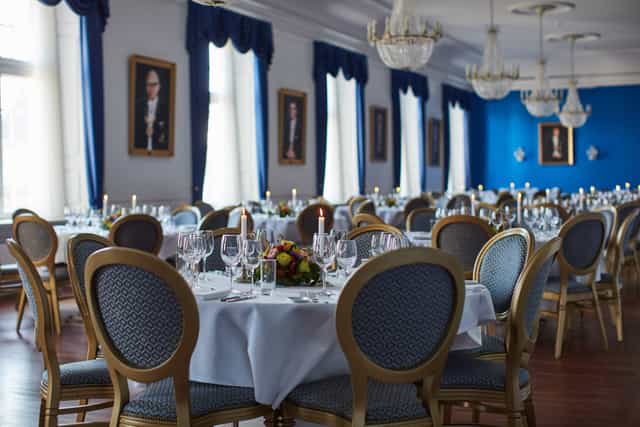 Elegant banquet hall with round tables, perfect for gala dinners and corporate events.