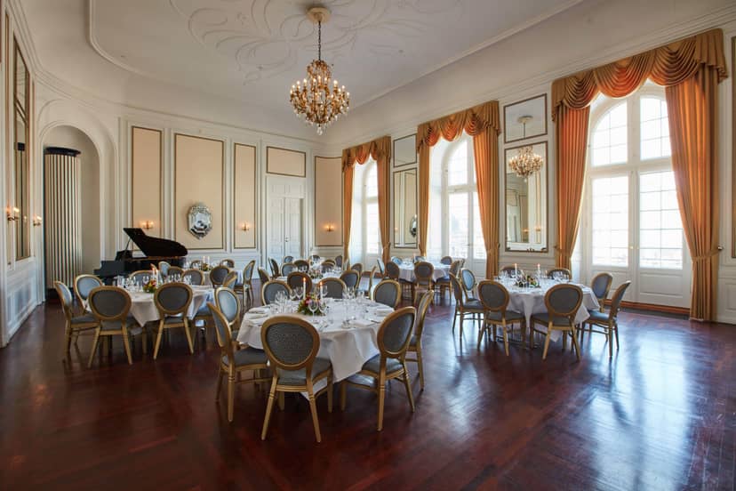 Elegant banquet hall with chandeliers, ideal for weddings and corporate events.