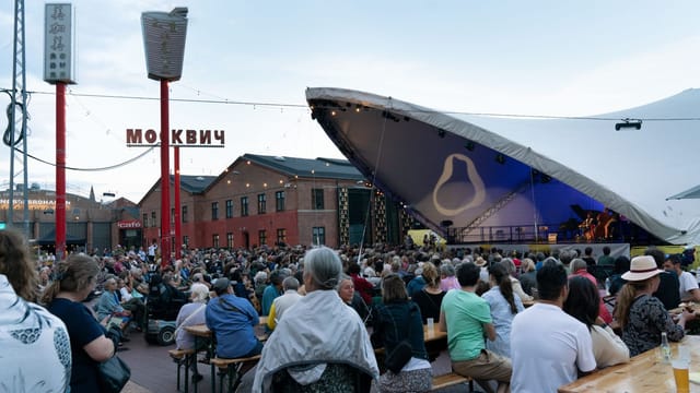 Outdoor concert at Konservatoriets Koncertsal with engaged audience, vibrant atmosphere.