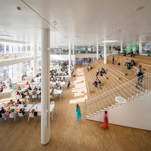 Modern multi-level seating at CIS Campus, perfect for meetings and events in Copenhagen.