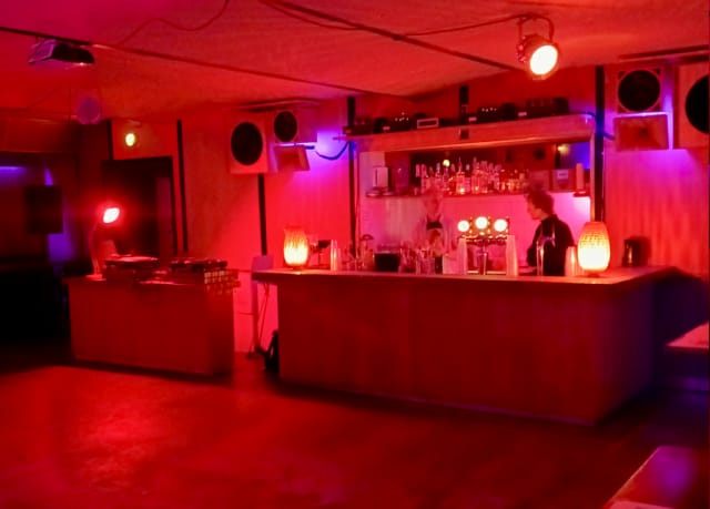 Vibrant event space in H15 Kødbyen with a sleek bar, ideal for cocktail parties.