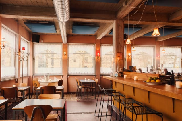 Stylish venue in H15 Kødbyen with natural light for casual meetings and events.