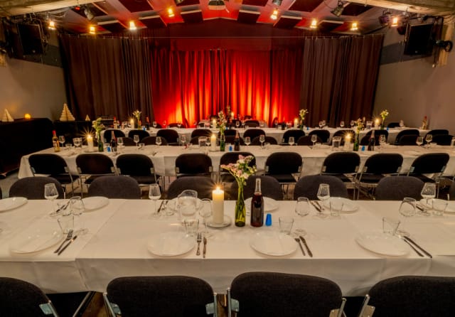 Elegant event setup with white tablecloths in H15 Kødbyen restaurant, perfect for celebrations.