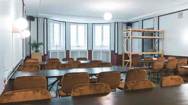 Balsalen in Huset: versatile meeting space with natural light for conferences and workshops.