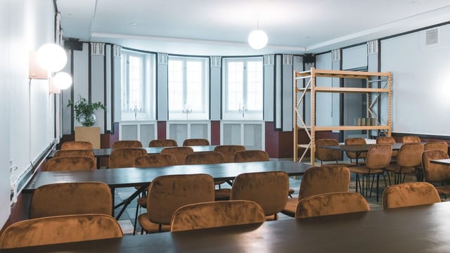 Balsalen in Huset: versatile meeting space with natural light for conferences and workshops.