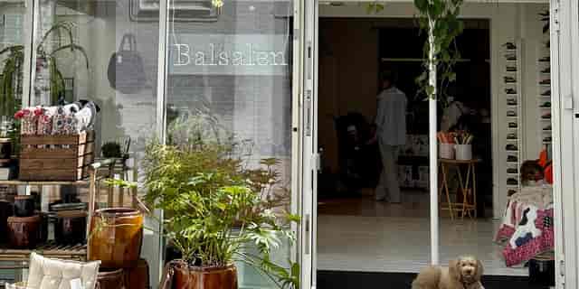 Welcoming Balsalen storefront with greenery, perfect for intimate workshops or gatherings.