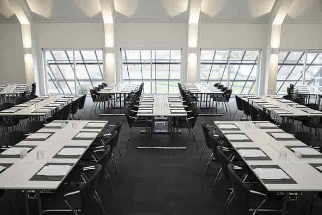 Bøgesalen I + II at Hotel Koldingfjord, modern conference space with natural light.