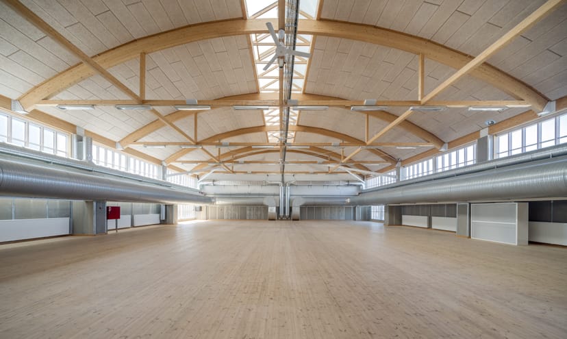 Panorama event space in Copenhagen with wooden beam ceiling, ideal for conferences and exhibitions.