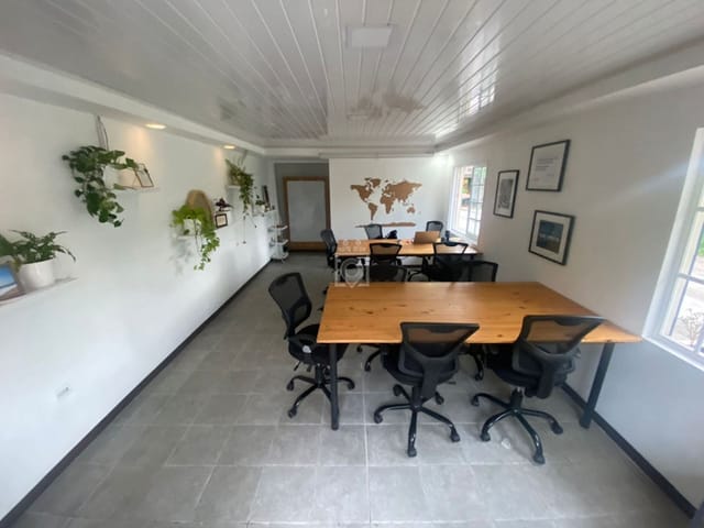 Versatile workshop space with natural light for team-building and brainstorming sessions.