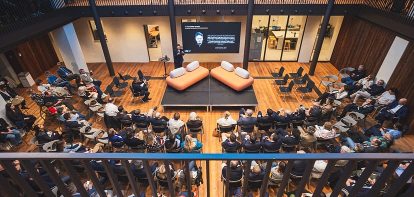 Workshops in Impact Minds: cozy orange sofas and tiered seating for engagement and collaboration.