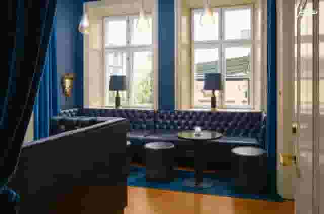 Private Cocktail Lounge Bar & Courtyard
